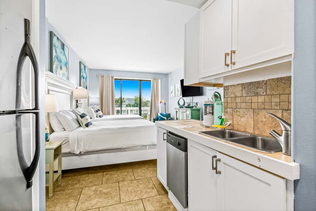 Bright, second-floor studio with high-speed WiFi & pool view - walk to the bay