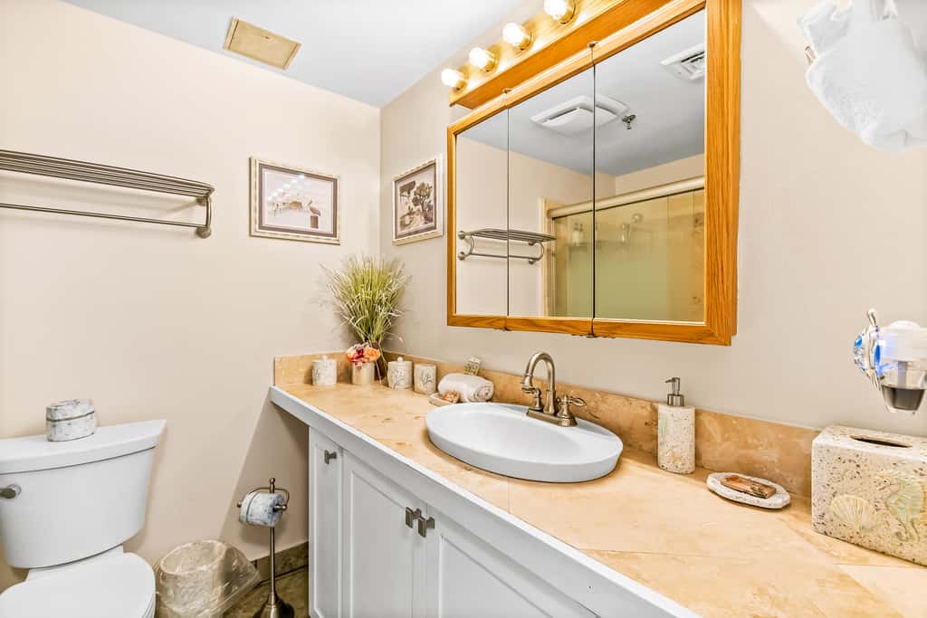 Bright, second-floor studio with high-speed WiFi & pool view - walk to the bay