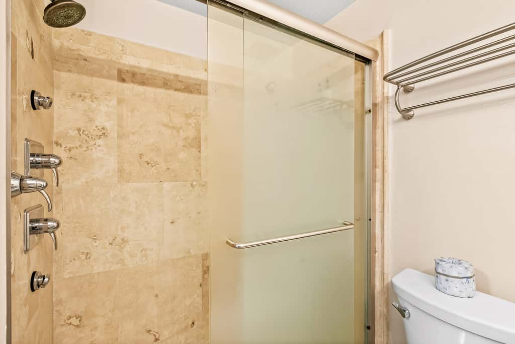 Bright, second-floor studio with high-speed WiFi & pool view - walk to the bay