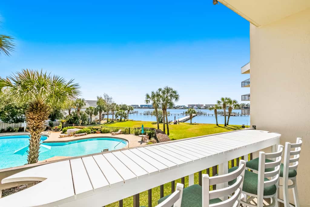 Bright, second-floor studio with high-speed WiFi & pool view - walk to the bay