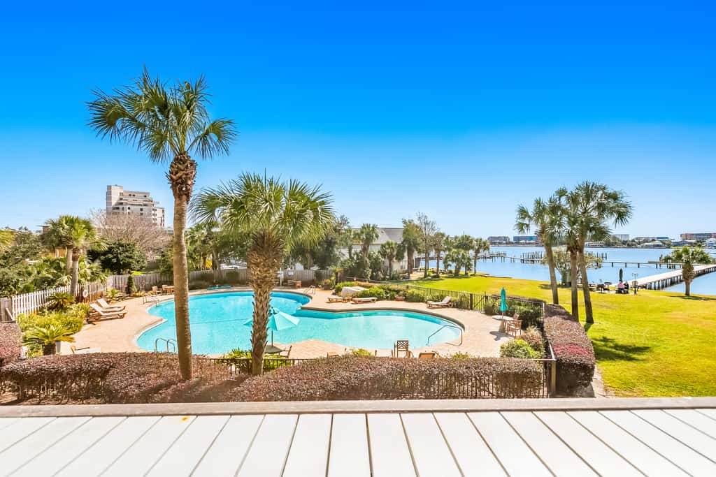 Bright, second-floor studio with high-speed WiFi & pool view - walk to the bay