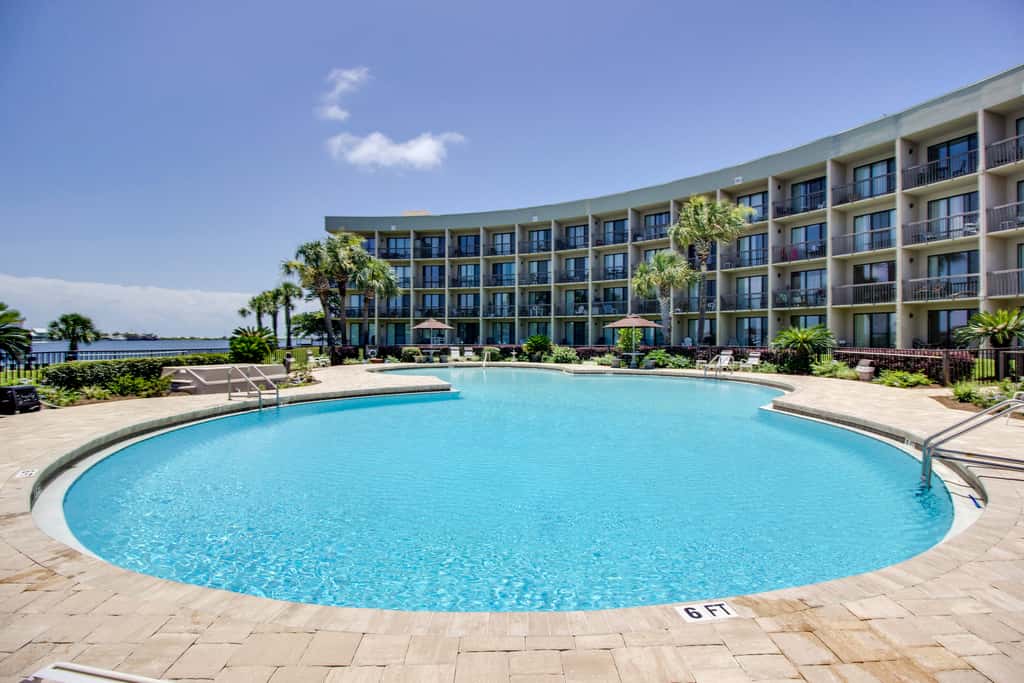 Bright, second-floor studio with high-speed WiFi & pool view - walk to the bay