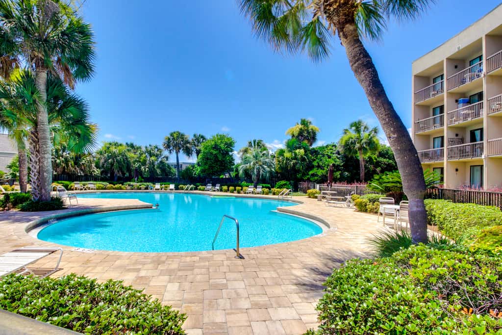 Bright, second-floor studio with high-speed WiFi & pool view - walk to the bay