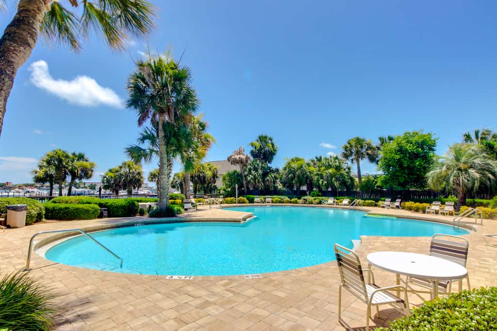 Bright, second-floor studio with high-speed WiFi & pool view - walk to the bay