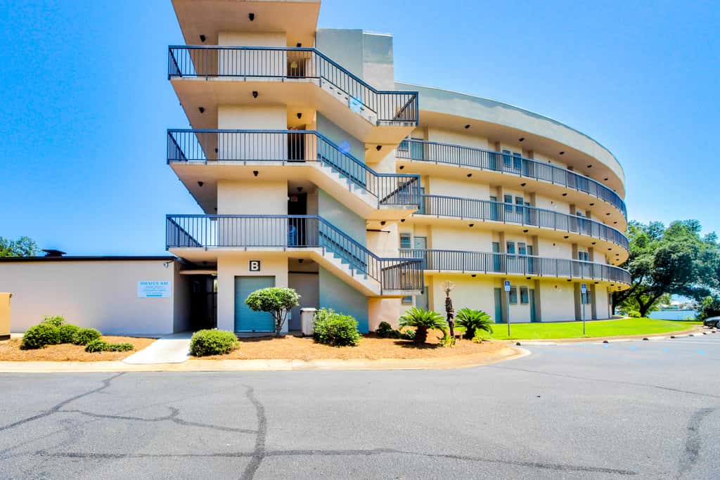 Bright, second-floor studio with high-speed WiFi & pool view - walk to the bay