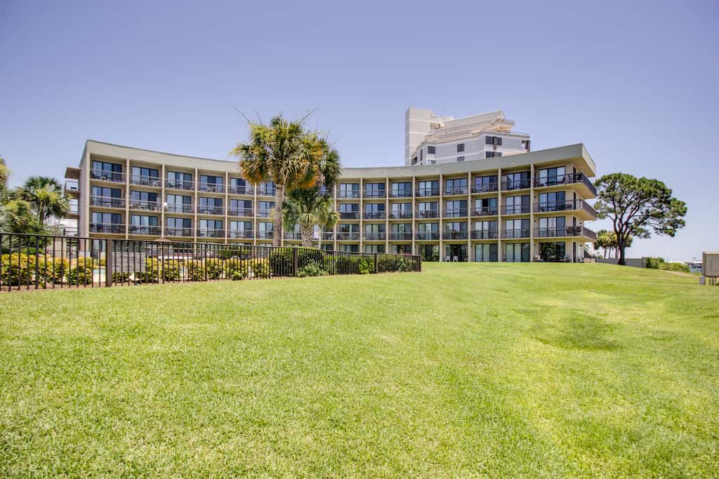 Bright, second-floor studio with high-speed WiFi & pool view - walk to the bay