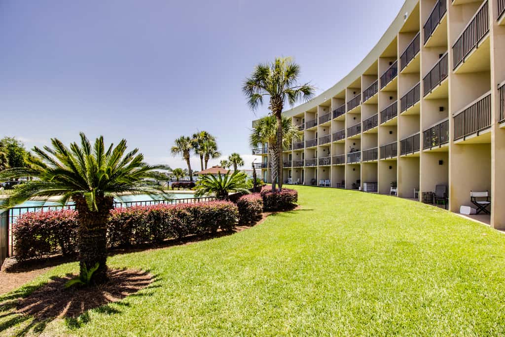 Bright, second-floor studio with high-speed WiFi & pool view - walk to the bay