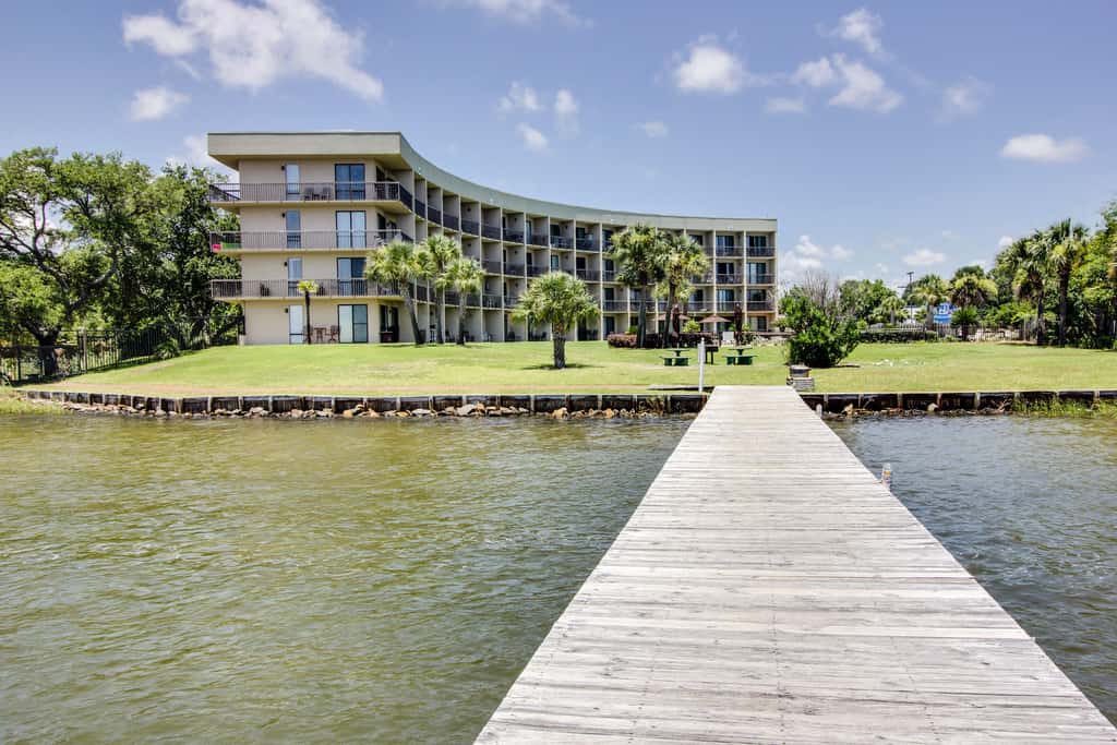 Bright, second-floor studio with high-speed WiFi & pool view - walk to the bay