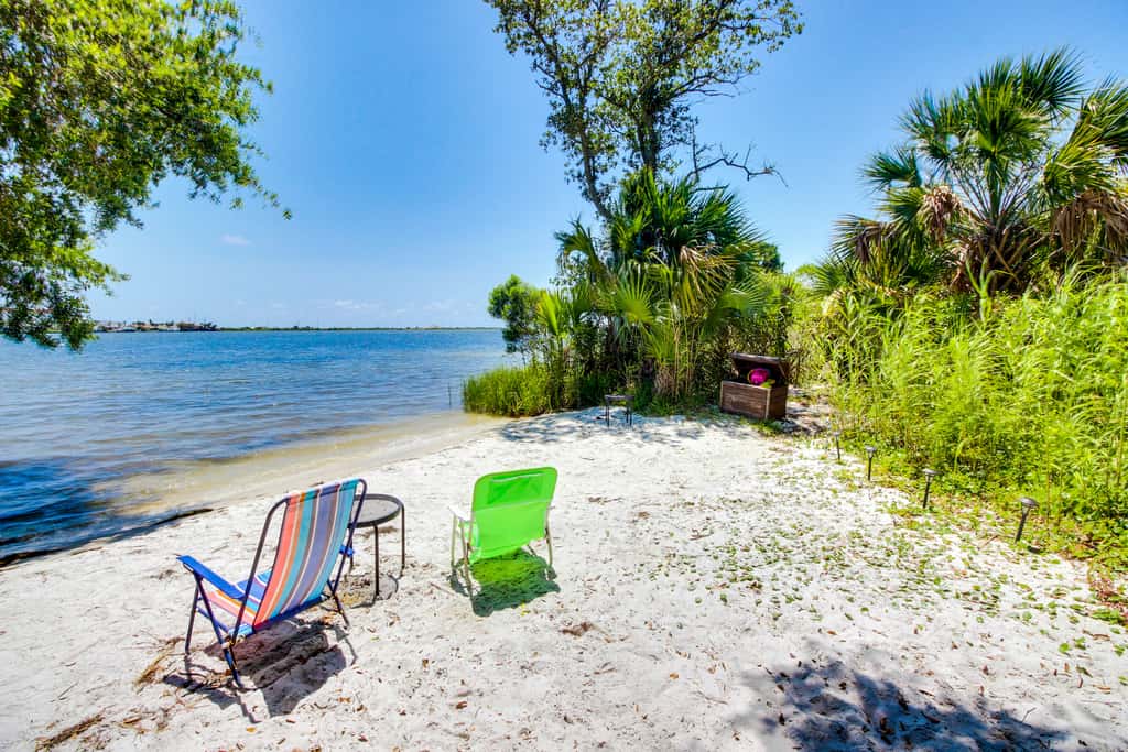 Bright, second-floor studio with high-speed WiFi & pool view - walk to the bay