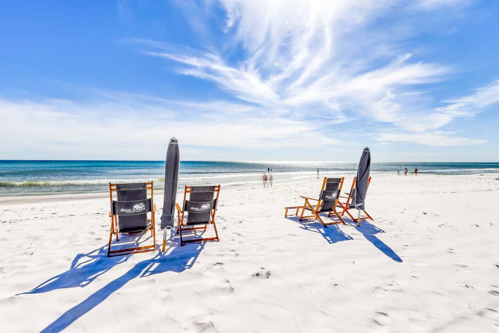 Lovely and Convenient Home In Beachfront Complex w Shared Pool, WiFi, AC, & W&D