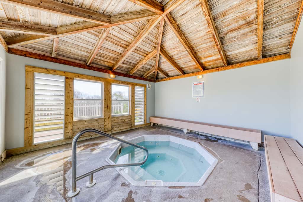 Lovely and Convenient Home In Beachfront Complex w Shared Pool, WiFi, AC, & W&D