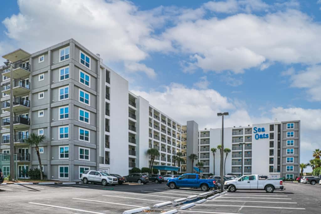 Lovely and Convenient Home In Beachfront Complex w Shared Pool, WiFi, AC, & W&D