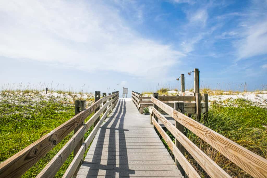Lovely and Convenient Home In Beachfront Complex w Shared Pool, WiFi, AC, & W&D