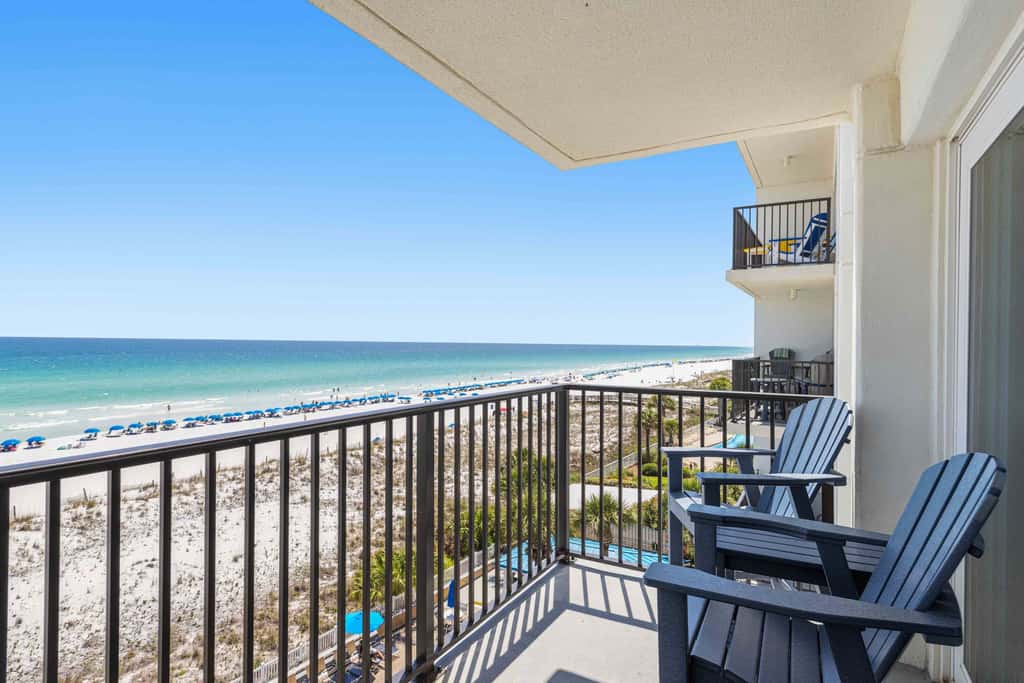 Lovely and Convenient Home In Beachfront Complex w Shared Pool, WiFi, AC, & W&D