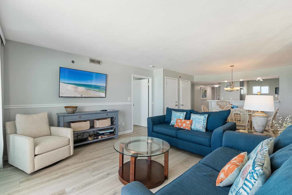 Lovely and Convenient Home In Beachfront Complex w Shared Pool, WiFi, AC, & W&D