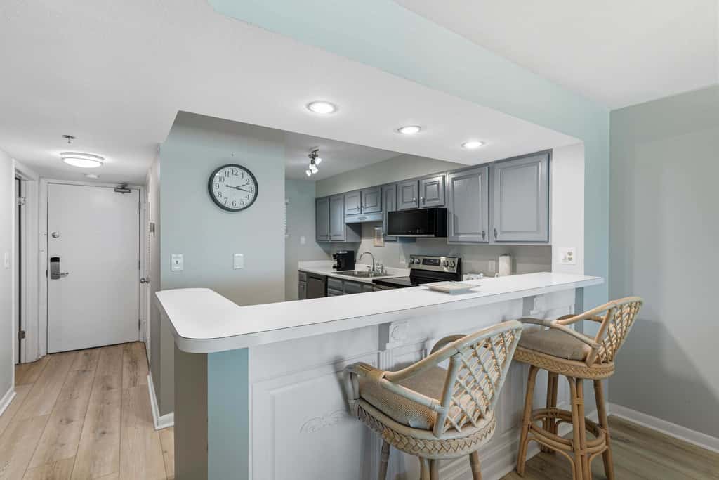 Lovely and Convenient Home In Beachfront Complex w Shared Pool, WiFi, AC, & W&D
