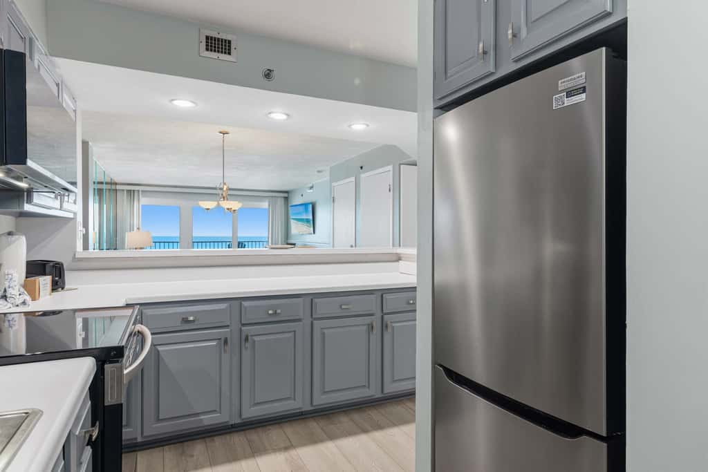 Lovely and Convenient Home In Beachfront Complex w Shared Pool, WiFi, AC, & W&D