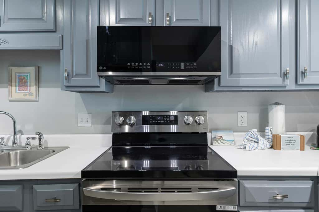 Lovely and Convenient Home In Beachfront Complex w Shared Pool, WiFi, AC, & W&D