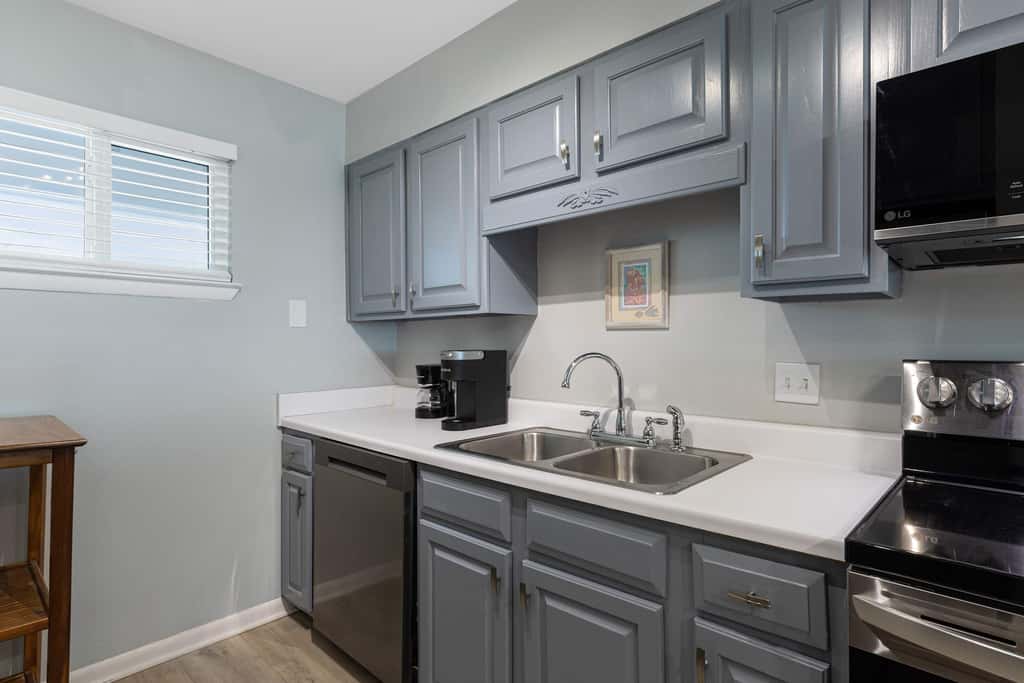 Lovely and Convenient Home In Beachfront Complex w Shared Pool, WiFi, AC, & W&D