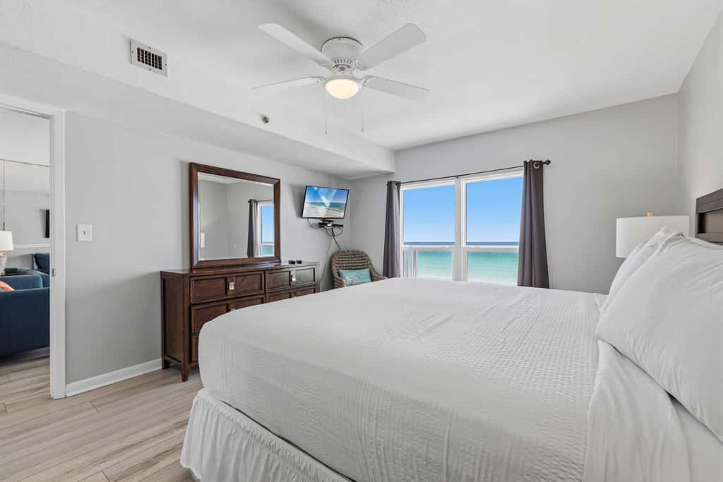 Lovely and Convenient Home In Beachfront Complex w Shared Pool, WiFi, AC, & W&D