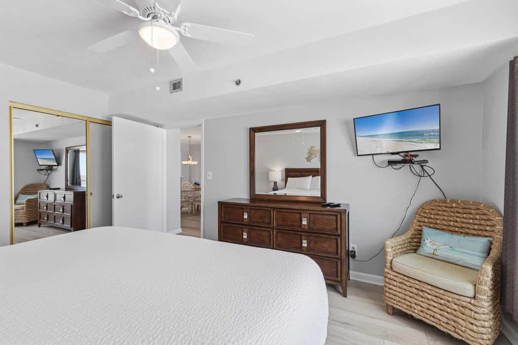 Lovely and Convenient Home In Beachfront Complex w Shared Pool, WiFi, AC, & W&D