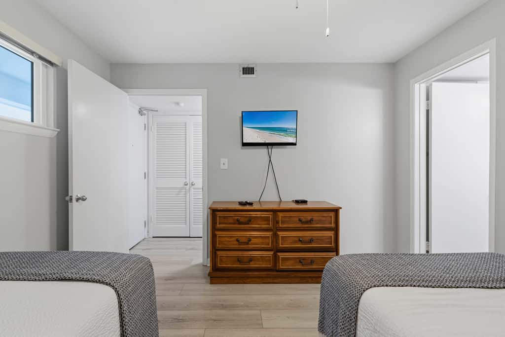 Lovely and Convenient Home In Beachfront Complex w Shared Pool, WiFi, AC, & W&D