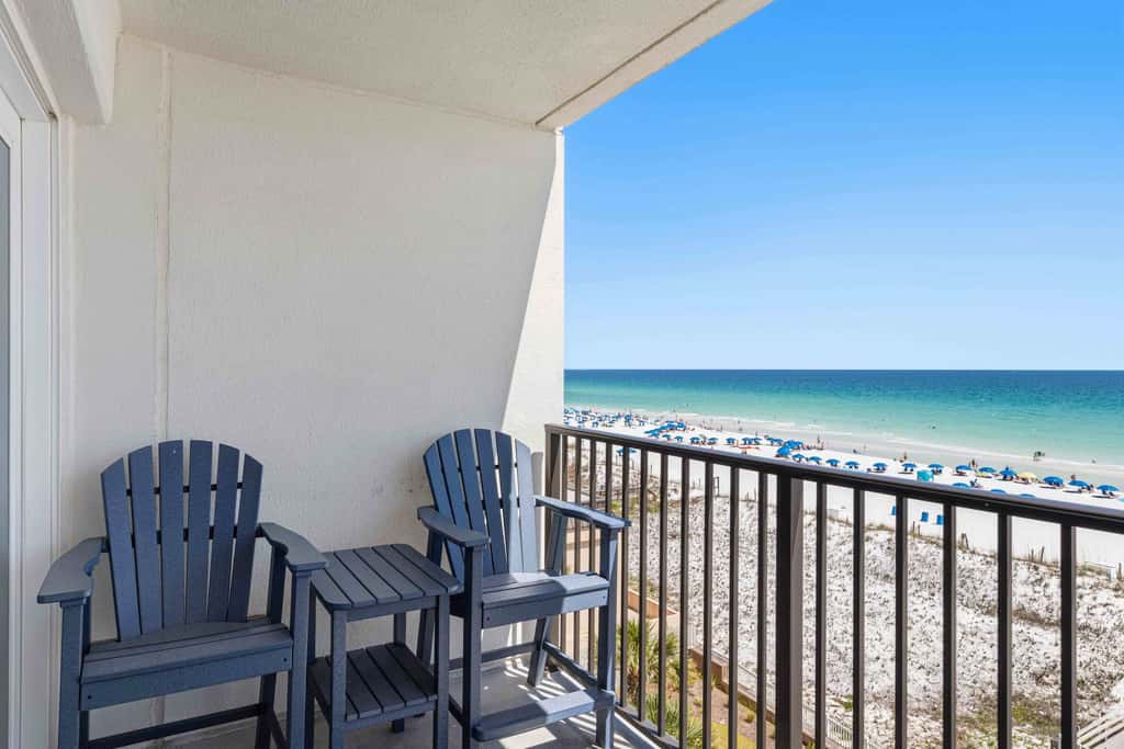Lovely and Convenient Home In Beachfront Complex w Shared Pool, WiFi, AC, & W&D