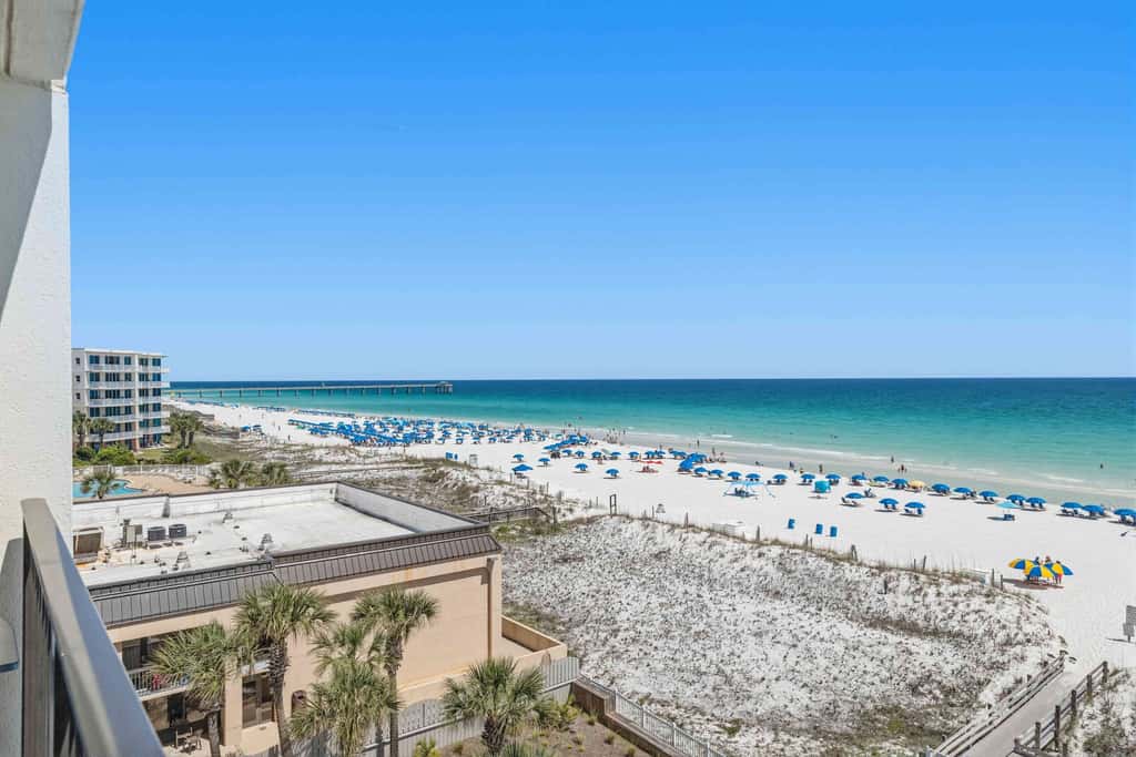 Lovely and Convenient Home In Beachfront Complex w Shared Pool, WiFi, AC, & W&D
