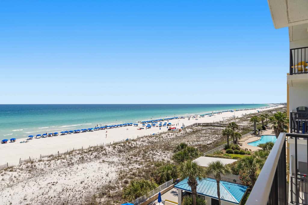 Lovely and Convenient Home In Beachfront Complex w Shared Pool, WiFi, AC, & W&D