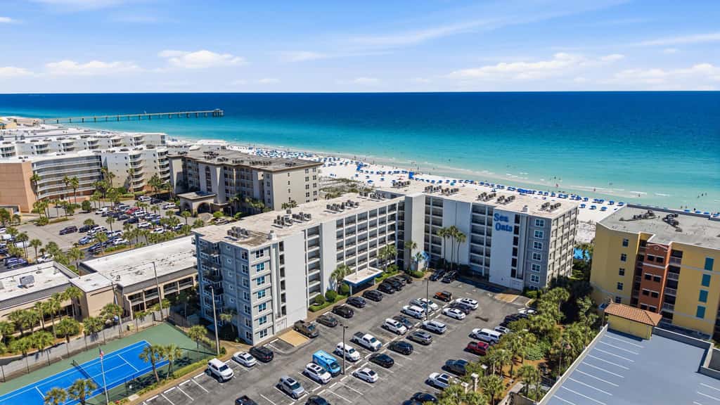 Lovely and Convenient Home In Beachfront Complex w Shared Pool, WiFi, AC, & W&D