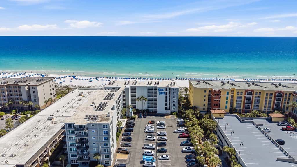 Lovely and Convenient Home In Beachfront Complex w Shared Pool, WiFi, AC, & W&D