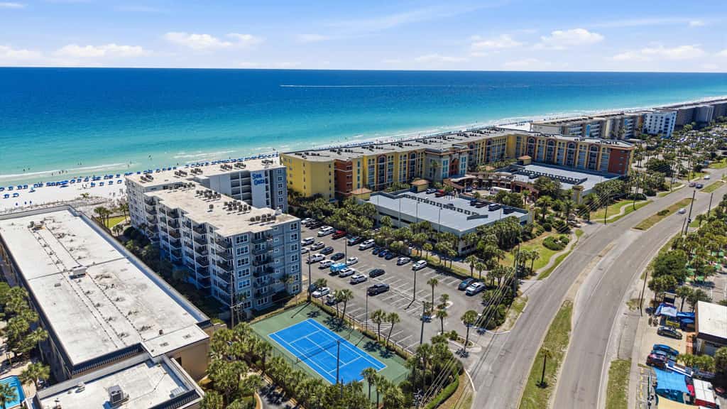 Lovely and Convenient Home In Beachfront Complex w Shared Pool, WiFi, AC, & W&D