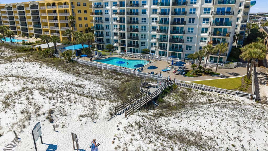Lovely and Convenient Home In Beachfront Complex w Shared Pool, WiFi, AC, & W&D