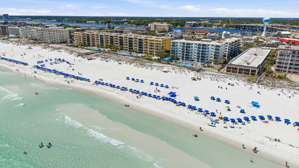 Lovely and Convenient Home In Beachfront Complex w Shared Pool, WiFi, AC, & W&D