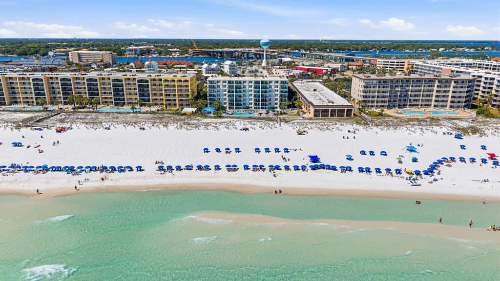 Lovely and Convenient Home In Beachfront Complex w Shared Pool, WiFi, AC, & W&D