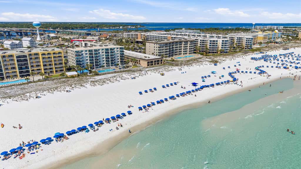 Lovely and Convenient Home In Beachfront Complex w Shared Pool, WiFi, AC, & W&D