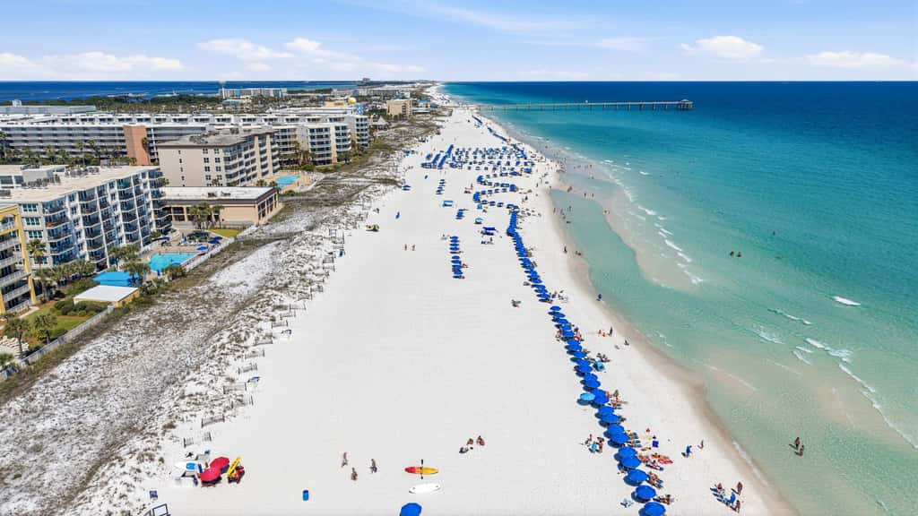 Lovely and Convenient Home In Beachfront Complex w Shared Pool, WiFi, AC, & W&D