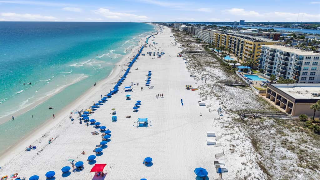 Lovely and Convenient Home In Beachfront Complex w Shared Pool, WiFi, AC, & W&D