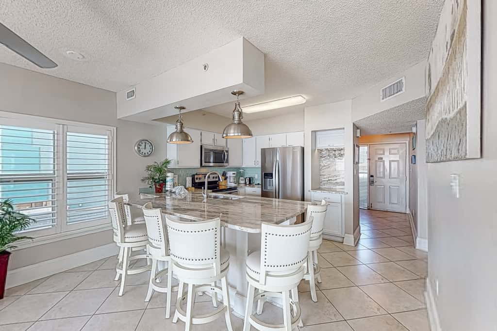 Lovely escape with great amenities, Gulf view, private WiFi, roomy balcony & W&D