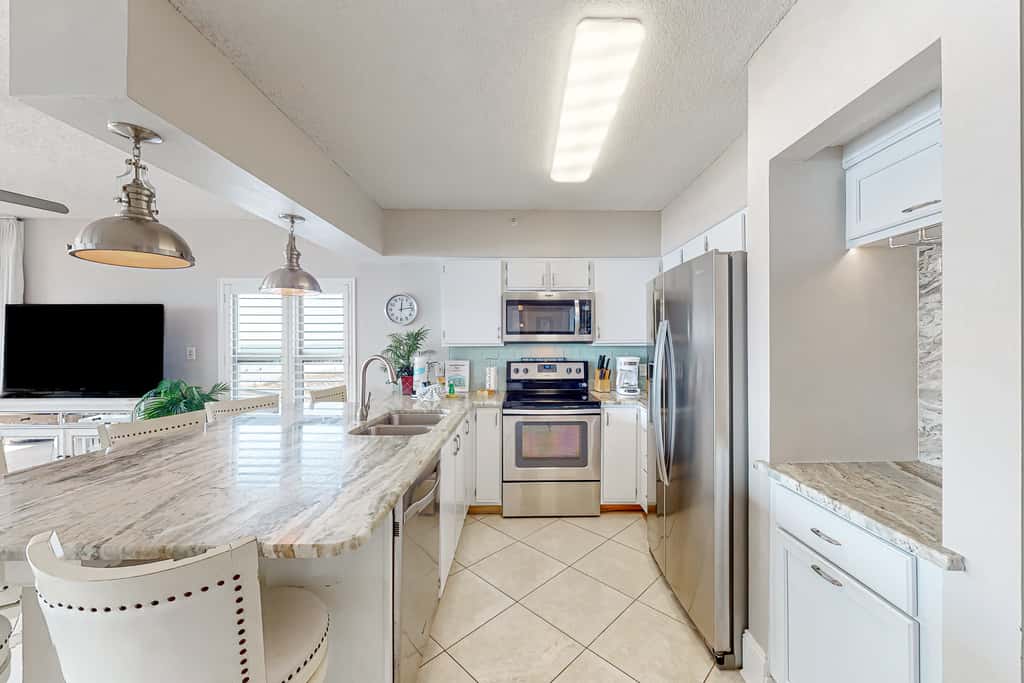 Lovely escape with great amenities, Gulf view, private WiFi, roomy balcony & W&D
