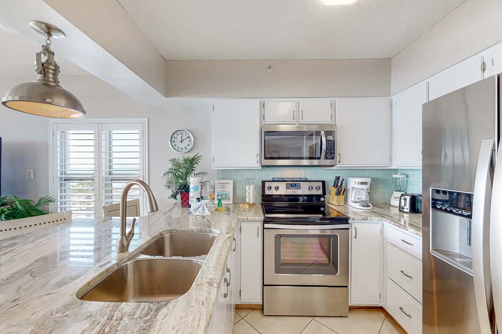 Lovely escape with great amenities, Gulf view, private WiFi, roomy balcony & W&D