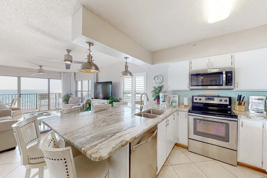 Lovely escape with great amenities, Gulf view, private WiFi, roomy balcony & W&D