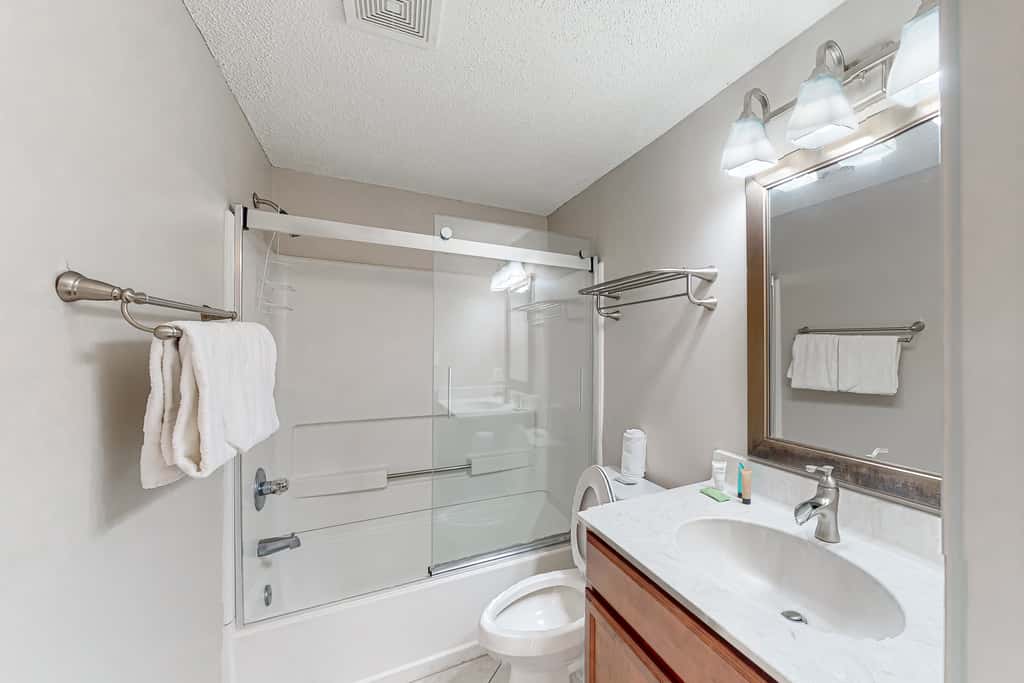 Lovely escape with great amenities, Gulf view, private WiFi, roomy balcony & W&D