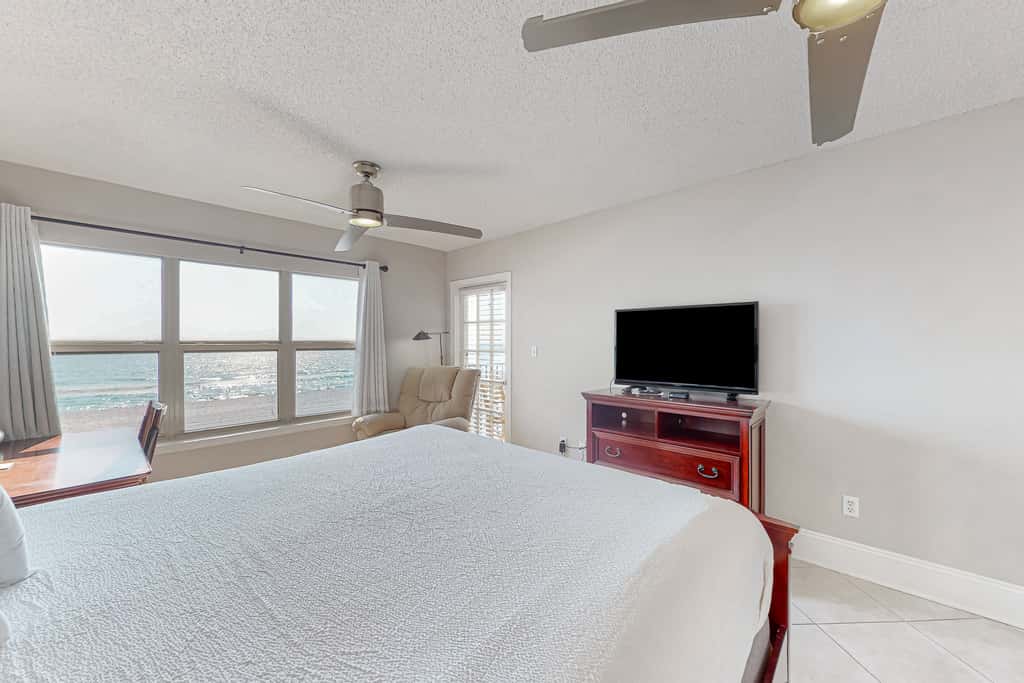 Lovely escape with great amenities, Gulf view, private WiFi, roomy balcony & W&D