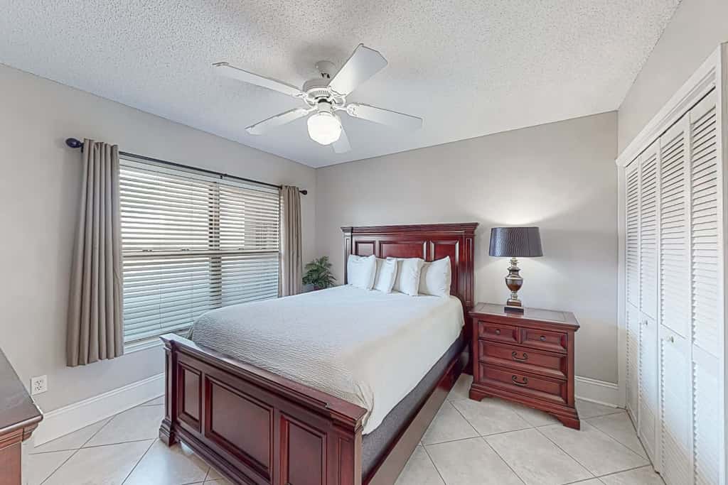 Lovely escape with great amenities, Gulf view, private WiFi, roomy balcony & W&D