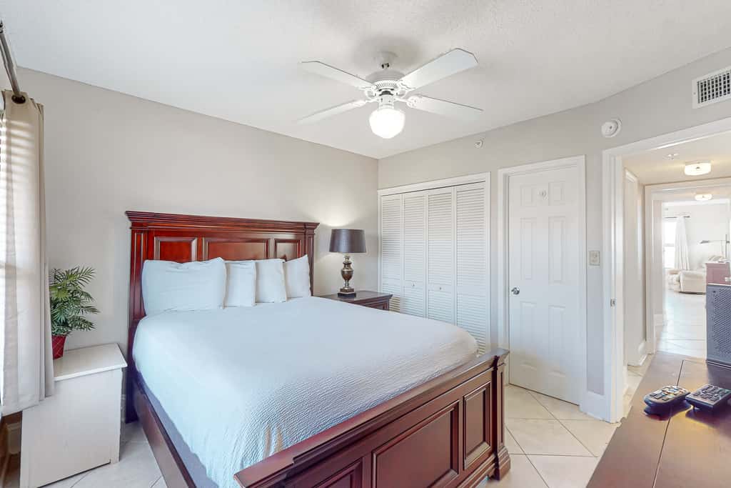 Lovely escape with great amenities, Gulf view, private WiFi, roomy balcony & W&D