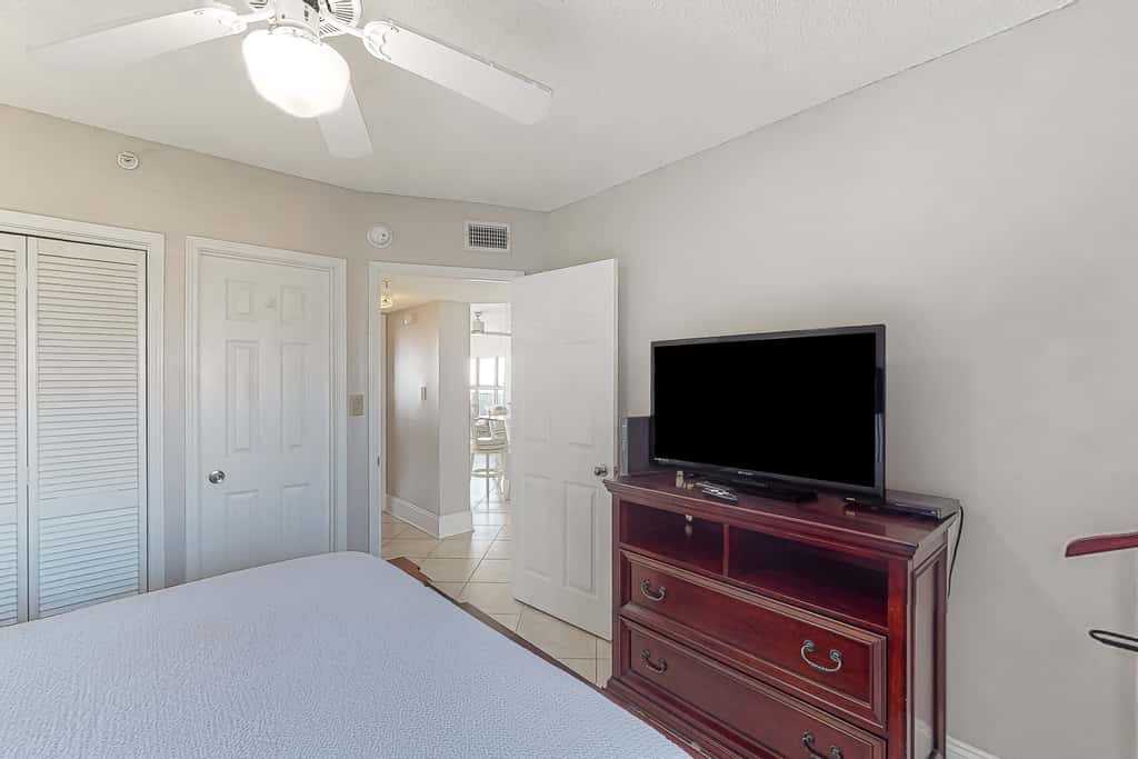 Lovely escape with great amenities, Gulf view, private WiFi, roomy balcony & W&D