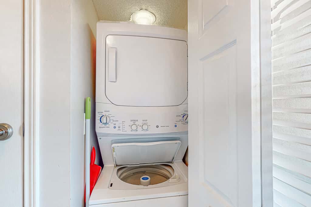 Lovely escape with great amenities, Gulf view, private WiFi, roomy balcony & W&D