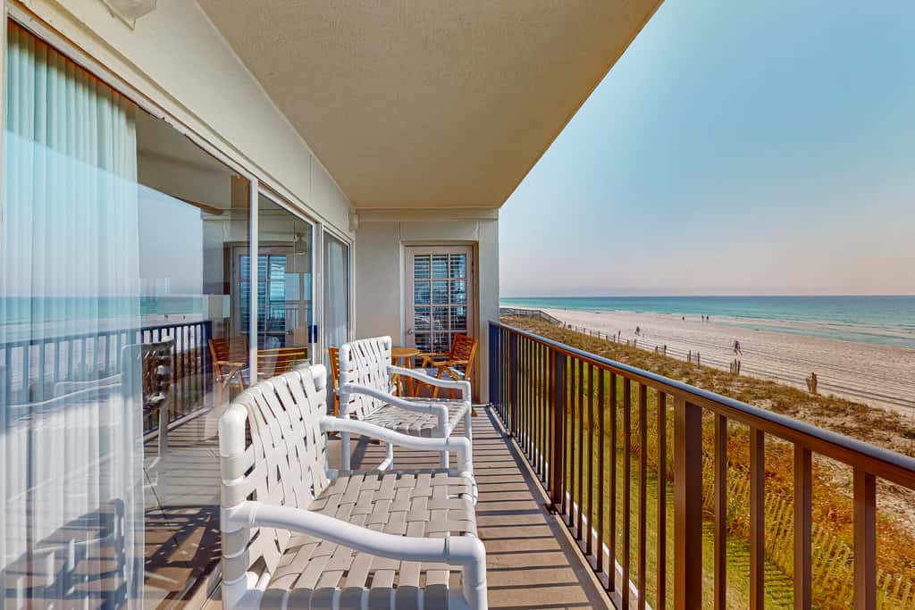 Lovely escape with great amenities, Gulf view, private WiFi, roomy balcony & W&D