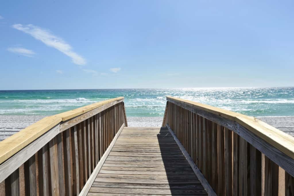 Lovely escape with great amenities, Gulf view, private WiFi, roomy balcony & W&D